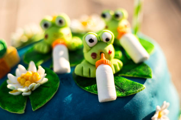 istock A blue birthday cake with green frogs figures 1131013230