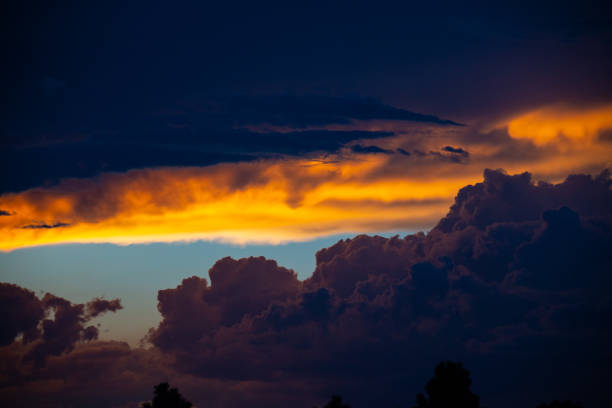 暗い乱流嵐不吉雲 - new mexico landscape sky ethereal ストックフォトと画像