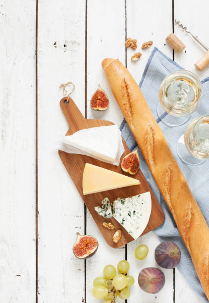 différents genres de baguette de fromages et de vin blanc - multi colored picnic dinner lunch photos et images de collection