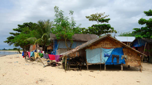 in viaggio per il myanmar. spiaggia di dawei - burmese culture foto e immagini stock