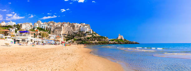 charmante stadt sperlonga mit schönen stränden in der region latium in italien - southern charm stock-fotos und bilder