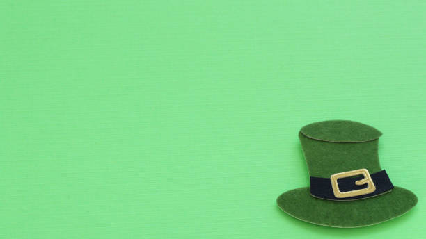 chapeau de jour vert de st. patricks sur un fond vert - dinner corned beef irish culture st patricks day photos et images de collection