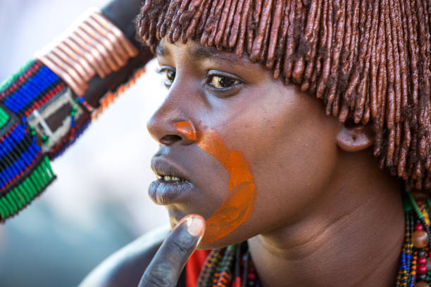 エチオピア: ブル・ジャンピング・セレモニー - hamer woman ストックフォトと画像
