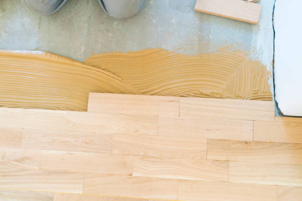 istock Carpenter installing hardwood floor covering 1131036914