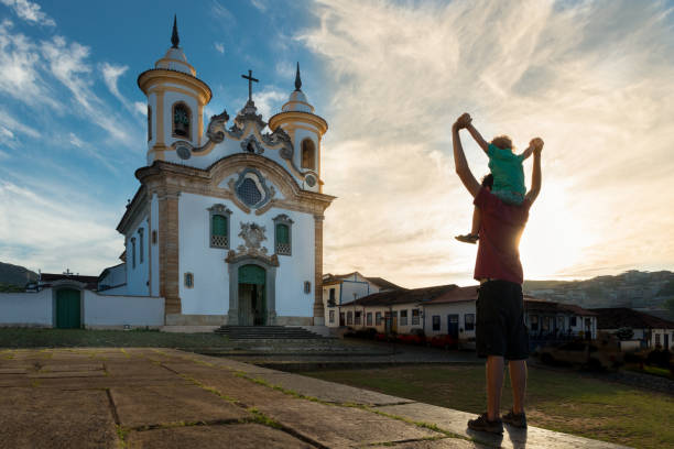 отец и сын изучают марианскую церковь - urban scene brazil architecture next to стоковые фото и изображения