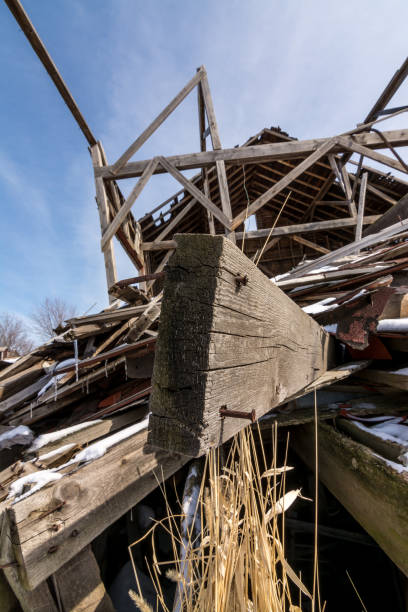 снесенный жилой дом. - natural disaster tornado damaged demolished стоковые фото и изображения