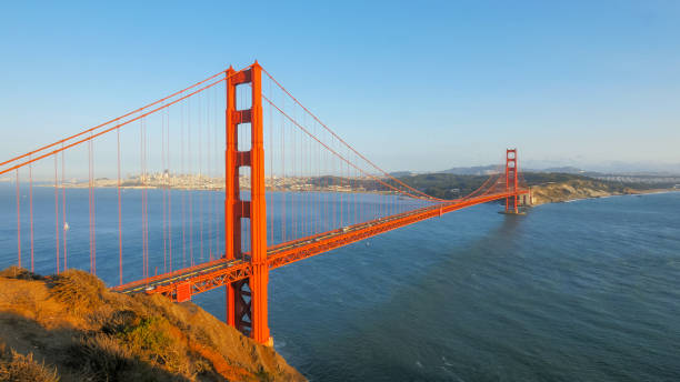 golden gate bridge a san francisco bagnato dal sole del tardo pomeriggio - golden gate bridge bridge large san francisco county foto e immagini stock