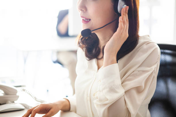顧客サービスの女性スタッフ - customer service representative audio ストックフォトと画像