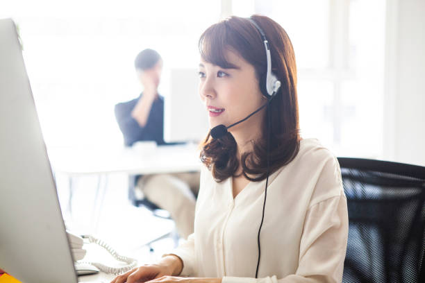 personal femenino de servicio al cliente - técnico telefónico fotografías e imágenes de stock