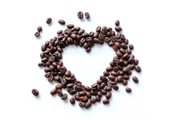 白に孤立した心の形をしたコーヒー豆の愛 - coffee heart shape coffee cup cup ストックフォトと画像