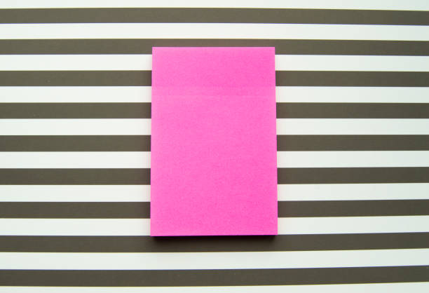 adesivo con messaggio rosso su sfondo a strisce bianche e nere, oggetti aziendali - reminder adhesive note note pad pink foto e immagini stock