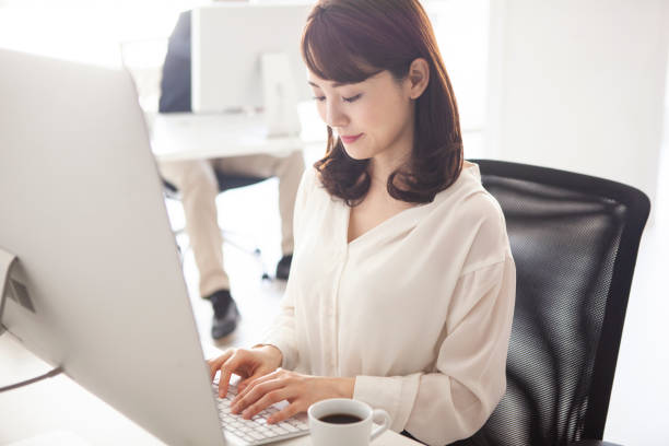 istock Men and women who work in modern offices 1131061564