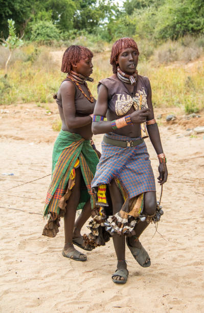 etiopia: cerimonia di salto con il toro - dancing africa ethiopian culture ethiopia foto e immagini stock