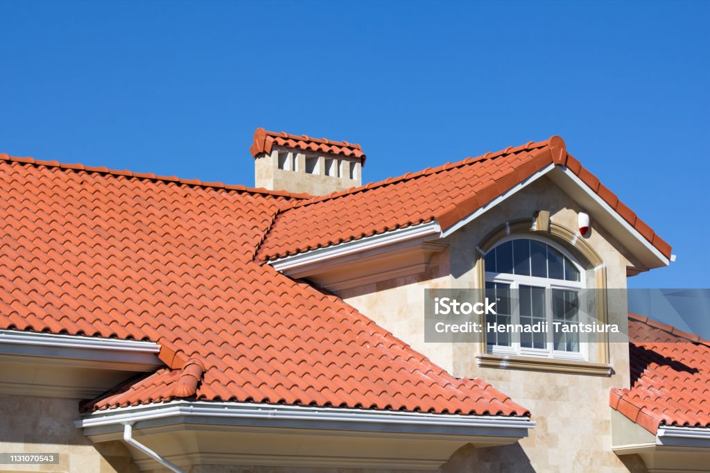 Cubierta de techo de azulejos en la casa - Foto de stock de Teja de techo libre de derechos