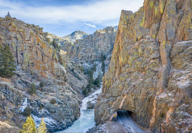 リバーキャニオン空中ビュー - fort collins rock cliff mountain range ストックフォトと画像