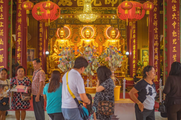 persone tailandesi o turisti non a conoscenza camminare nel tempio wat mangkon kamalawat nella thailandia di bangkok - chinese god foto e immagini stock