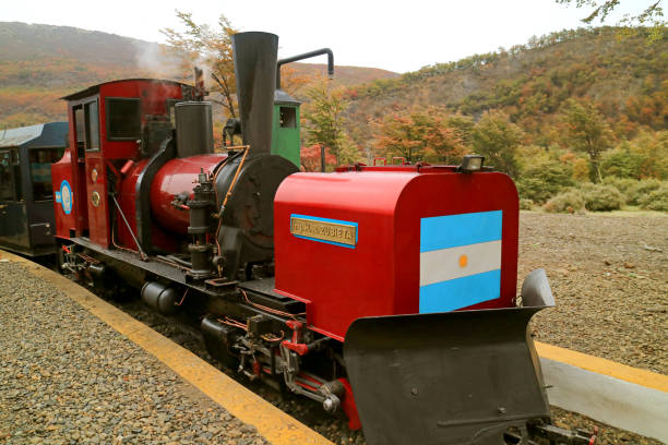 southern fuegian railway lub pociąg końca świata w parku narodowym tierra del fuego - fuegian zdjęcia i obrazy z banku zdjęć