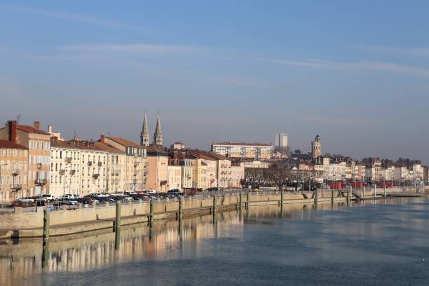 LA RIVIERE SAONE and its quays in MACON-SAONE and LOIRE-BOURGOGNE-FRANCE THE SAONE RIVER AND ITS QUAYS IN MACON - SAONE ET LOIRE - BURGUNDY - FRANCE reflet stock pictures, royalty-free photos & images