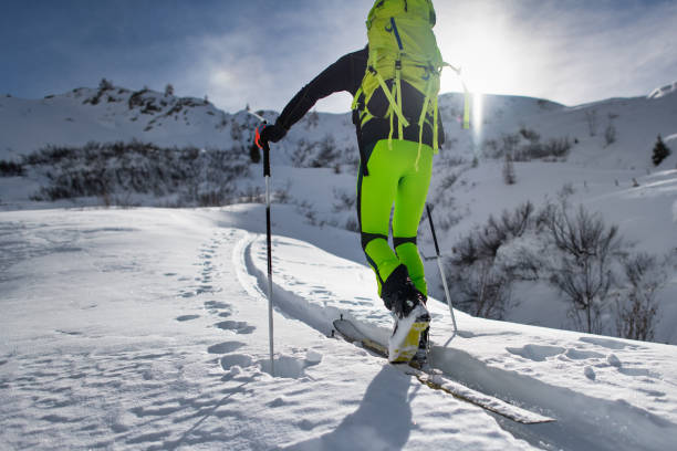 grimpeur avec le ski de montagne monte une piste battue - telemark skiing photos photos et images de collection