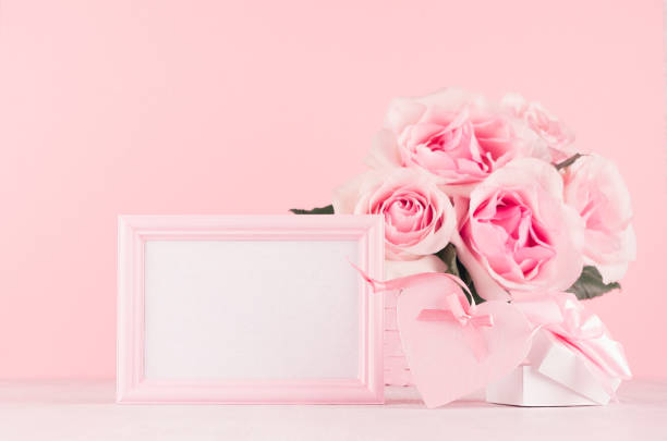 decoración de la boda y regalo para el hogar en estilo romántico-rosas en la cesta, marco en blanco para el texto, corazón rosa pastel, caja de regalo en la mesa de madera blanca. - table wedding flower bow fotografías e imágenes de stock