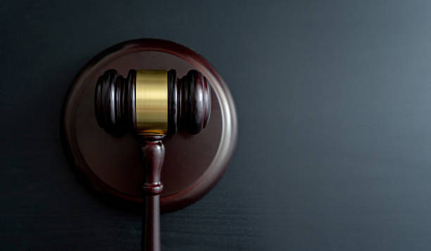 judge gavel - gavel mallet law legal system imagens e fotografias de stock