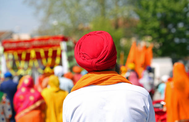 indiano con turbante rosso e camicia bianca - sikhism foto e immagini stock