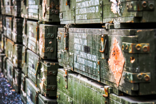 cierren la vieja caja de municiones de madera. - armamento fotografías e imágenes de stock