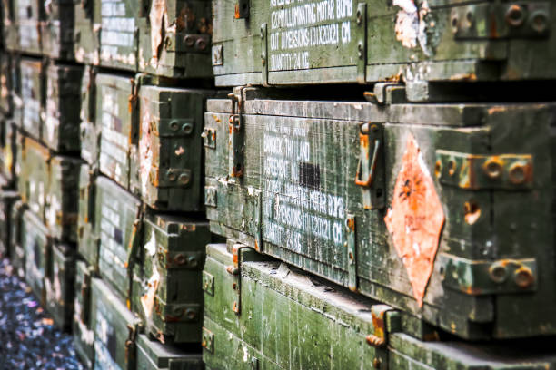 fermez l'ancienne boîte de munitions en bois. - armement photos et images de collection