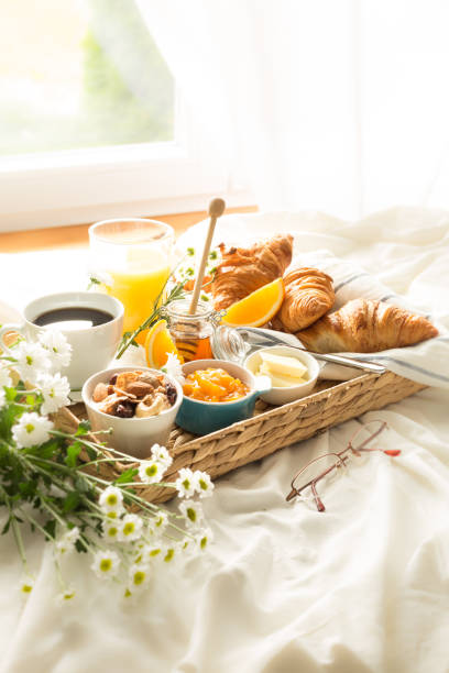 wicker лоток с континентальным завтраком на белых простынях - croissant morning white breakfast стоковые фото и изображения
