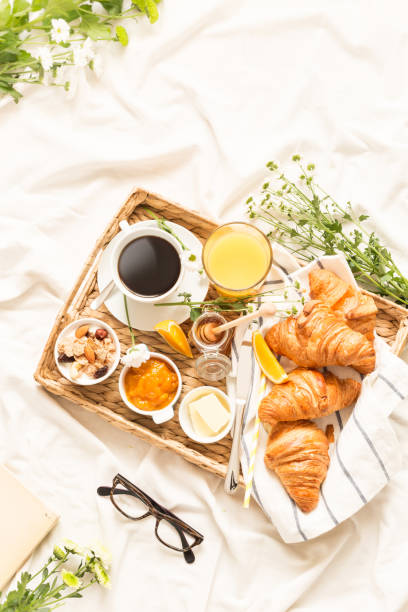 kontinentales frühstück auf weißen bettwäsche-flach gelegen - pension altersvorsorge stock-fotos und bilder