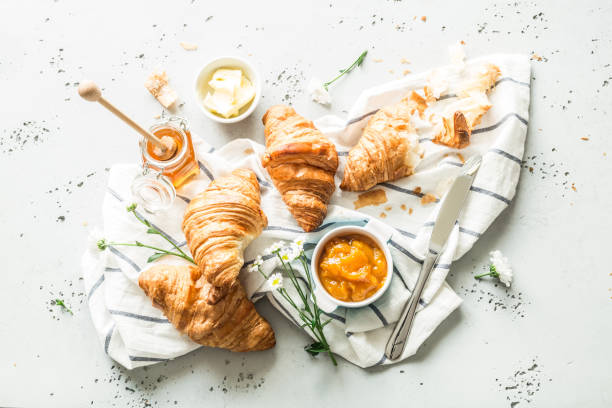 croissants, marmelade, honig und butter-kontinentales frühstück - pension altersvorsorge stock-fotos und bilder