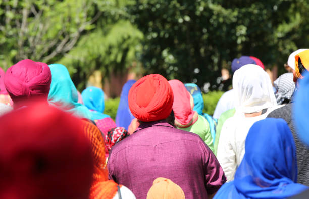 donne e uomini sfilano con viels e turbanti - sikhism foto e immagini stock