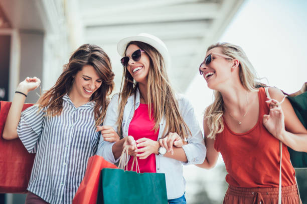 mulher bonita com os sacos de compra na cidade-venda, compra, turismo e conceito feliz dos povos - fun walk fotos - fotografias e filmes do acervo