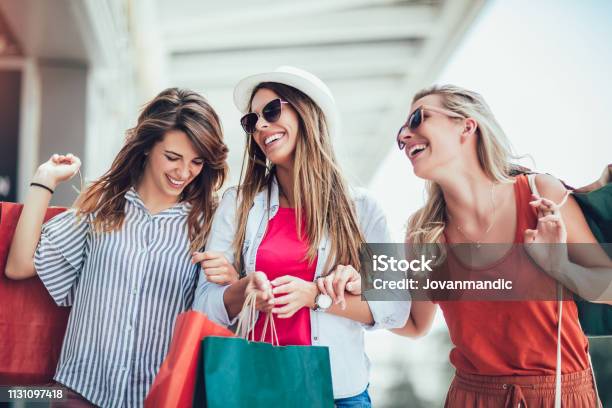 Şehirde Alışveriş Çantaları Ile Güzel Kadınsatış Alışveriş Turizm Ve Mutlu Insanlar Kavramı Stok Fotoğraflar & Alışveriş‘nin Daha Fazla Resimleri