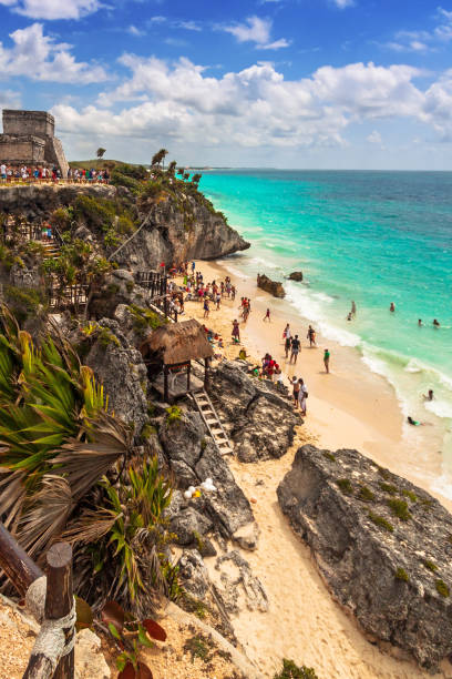 hermosa playa de tulum en el mar caribe - mayan riviera fotografías e imágenes de stock