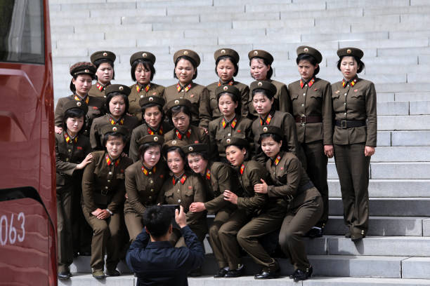 north korean female soldiers - democratic peoples republic of north korea imagens e fotografias de stock