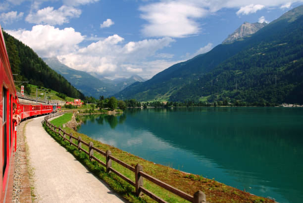 swiss mountain train bernina express am poschiavo-see - chur stock-fotos und bilder