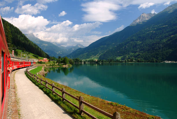 szwajcarski pociąg górski bernina express nad jeziorem poschiavo - chur zdjęcia i obrazy z banku zdjęć