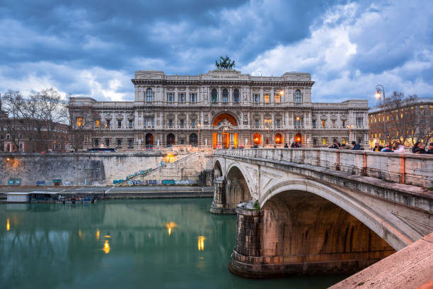 architektura pałacu sprawiedliwości widziana z mostu ponte umberto w rzymie, włochy - roman column arch pedestrian walkway zdjęcia i obrazy z banku zdjęć
