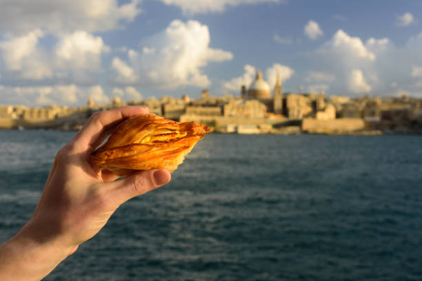 traditionelles maltesisches gebäck pastizzi - inselrepublik malta stock-fotos und bilder