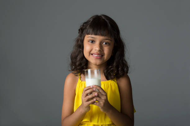 lait de consommation d'enfant-image de stock - milk child drinking little girls photos et images de collection