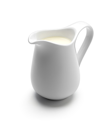 Jarra de leche o nata aislada sobre fondo blanco photo