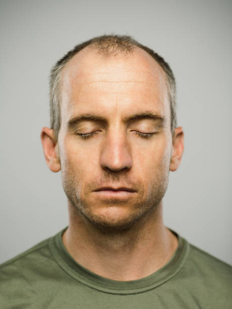 retrato do homem caucasiano real com expressão e os olhos em branco fechados - olhos fechados - fotografias e filmes do acervo