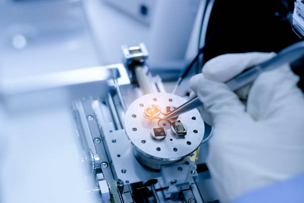 lo scienziato sta predisformando nanomateriali per la macchina sem (scanning electron microscope) in laboratorio - luce micrograph foto e immagini stock