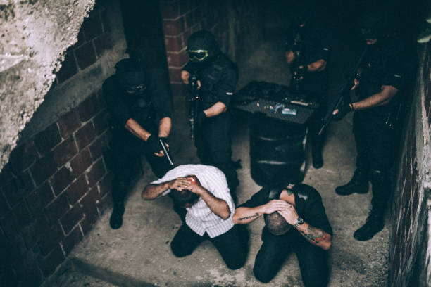 спецназ арестовывает преступников - police helmet стоковые фото и изображения