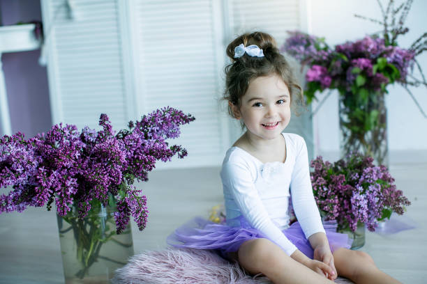 彼女のバレエのスリッパを結ぶ、チュチュでバレリーナとして服を着て愛らしい少女。 - ballet dress studio shot costume ストックフォトと画像