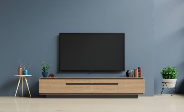 smart tv an der dunkelblauen wand im wohnzimmer - zimmer bildschirm stock-fotos und bilder