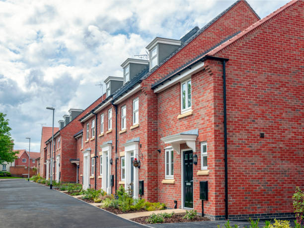 new build homes to a traditional design - residential district housing development house uk imagens e fotografias de stock