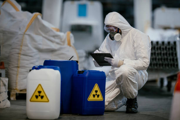 praca ze szkodliwymi materiałami - toxic waste radiation protection suit chemical protective suit zdjęcia i obrazy z banku zdjęć
