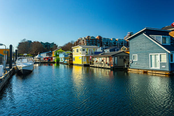 floating home village houseboats fisherman's wharf - victoria british columbia imagens e fotografias de stock